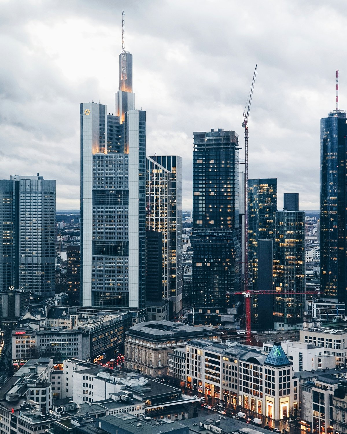 Frankfurter Skyline bei Dämmerung